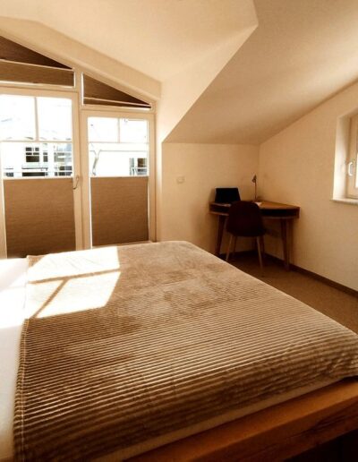 Schlafzimmer mit Doppelbett