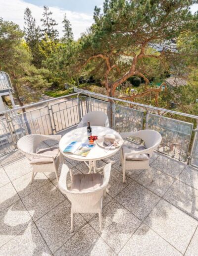 Balkon mit Gartenmöbeln der Baltic Suite
